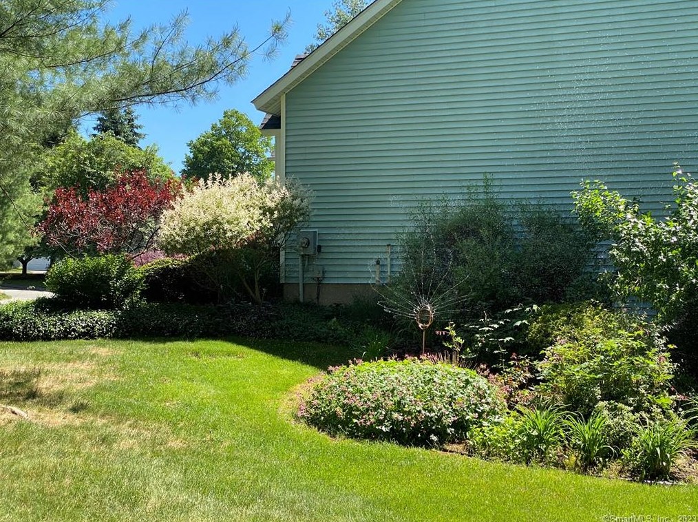 12 Edgewood Ct, Simsbury CT  06070-2350 exterior