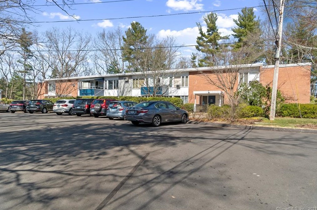 64 Lake Dr, New Haven CT 06517-2414 exterior