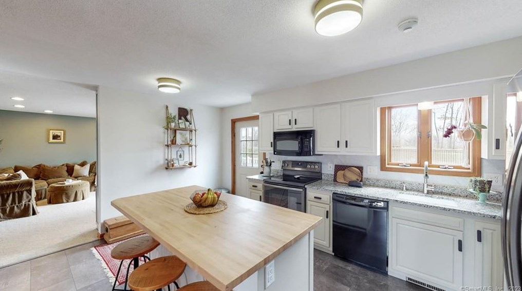 11 Eddon Dr, New Haven CT  06512-1057 exterior