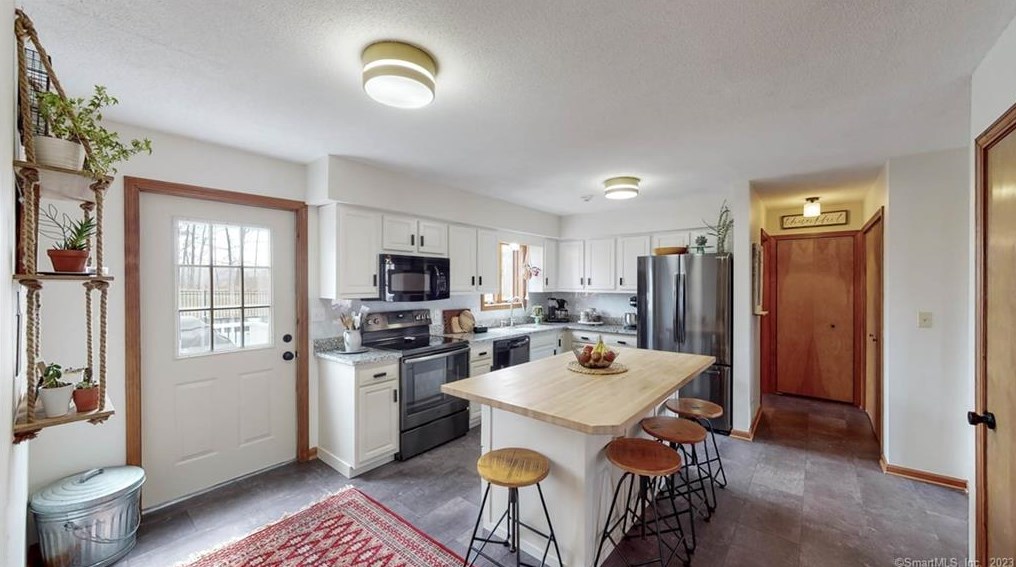 11 Eddon Dr, New Haven CT  06512-1057 exterior