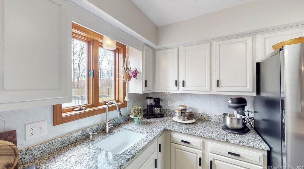 11 Eddon Dr, New Haven CT  06512-1057 exterior