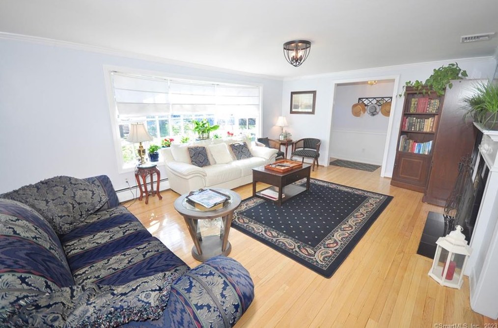 6 Richard Rd, Simsbury CT  06070-1926 exterior
