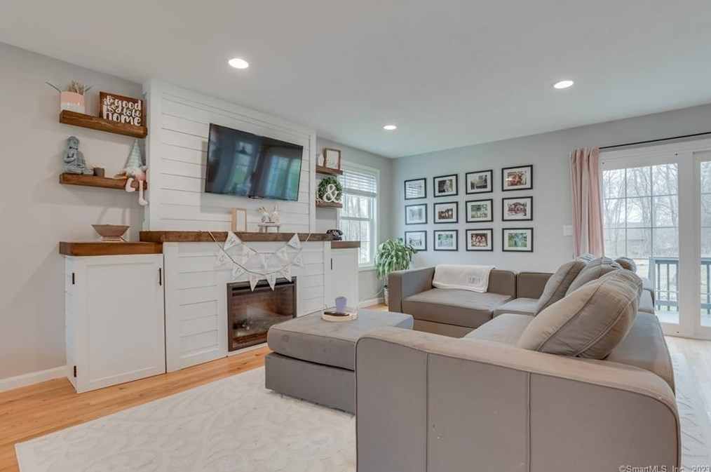 25 Church St, Brooklyn CT  06234-1507 exterior