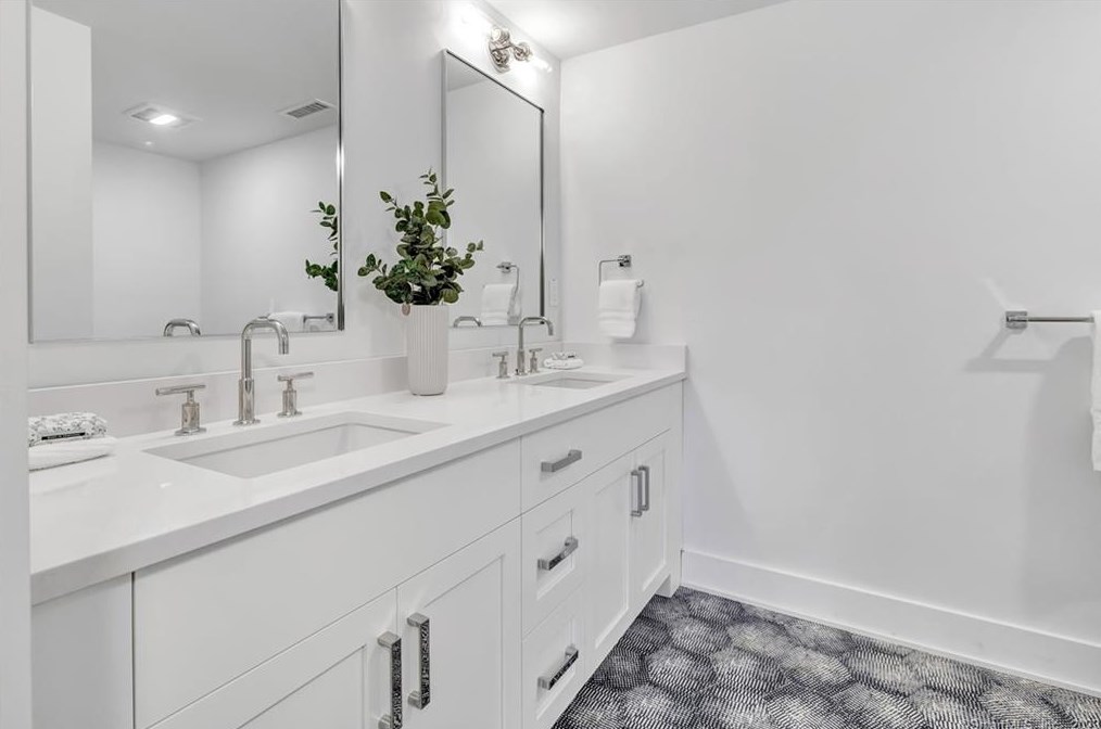 125 Compo Rd S Ln, Westport CT  06880 exterior