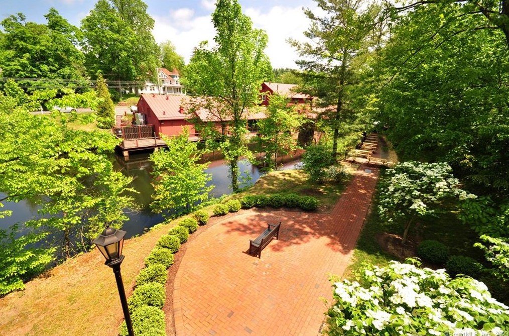 8 Mill Pond Ln, Simsbury CT  06070 exterior