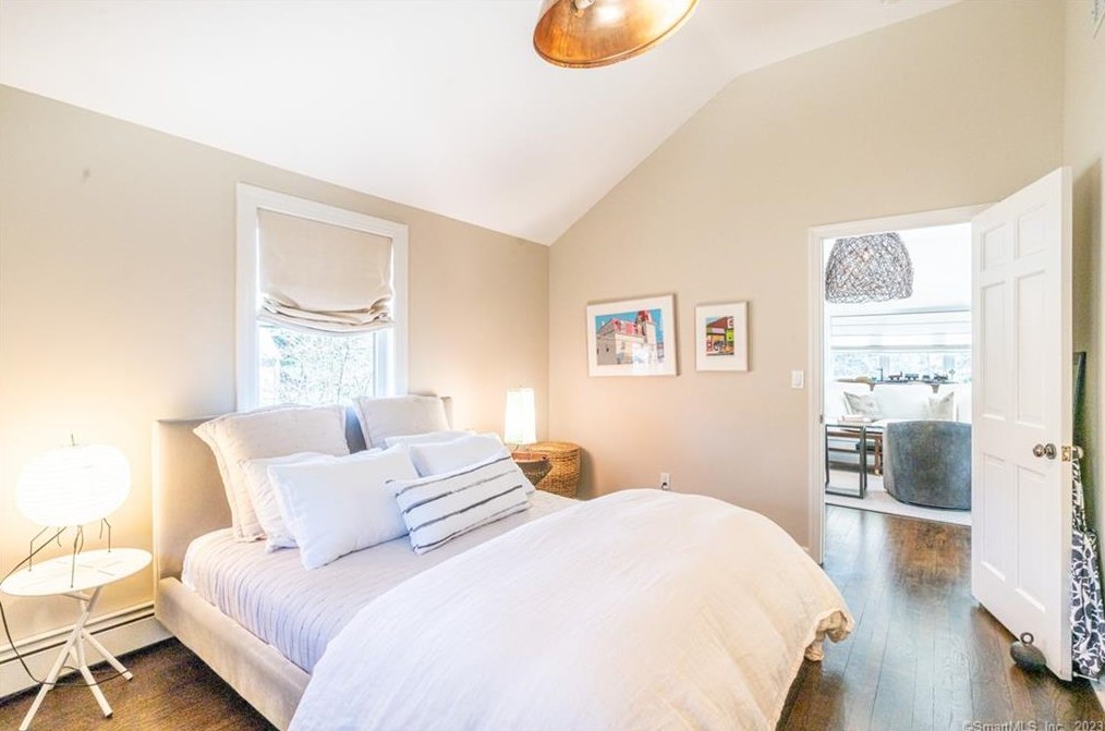 6 Pondside Dr, Westport CT  06880-5048 exterior