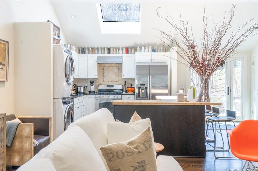 6 Pondside Dr, Westport CT  06880-5048 exterior