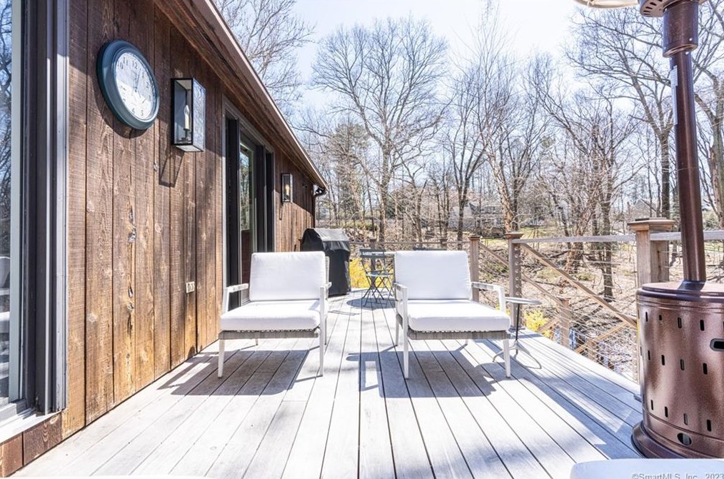 6 Pondside Dr, Westport CT  06880-5048 exterior