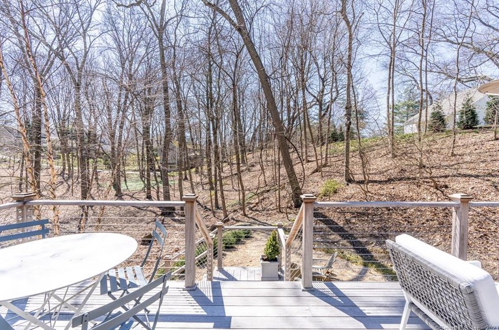 6 Pondside Dr, Westport CT  06880-5048 exterior