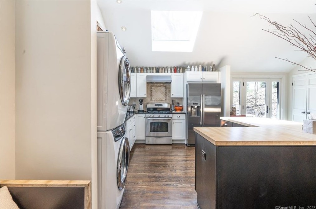 6 Pondside Dr, Westport CT  06880-5048 exterior