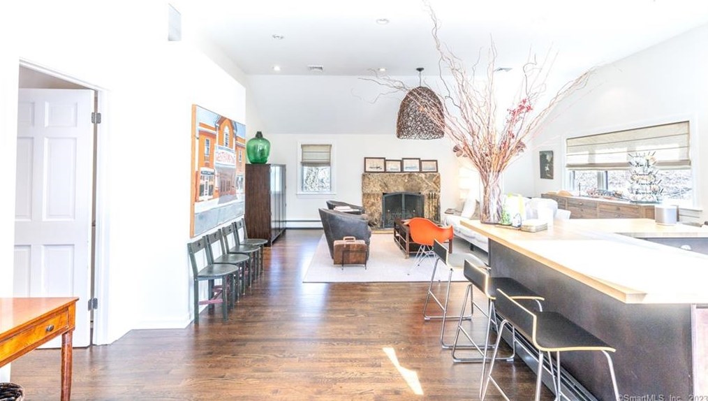 6 Pondside Dr, Westport CT  06880-5048 exterior