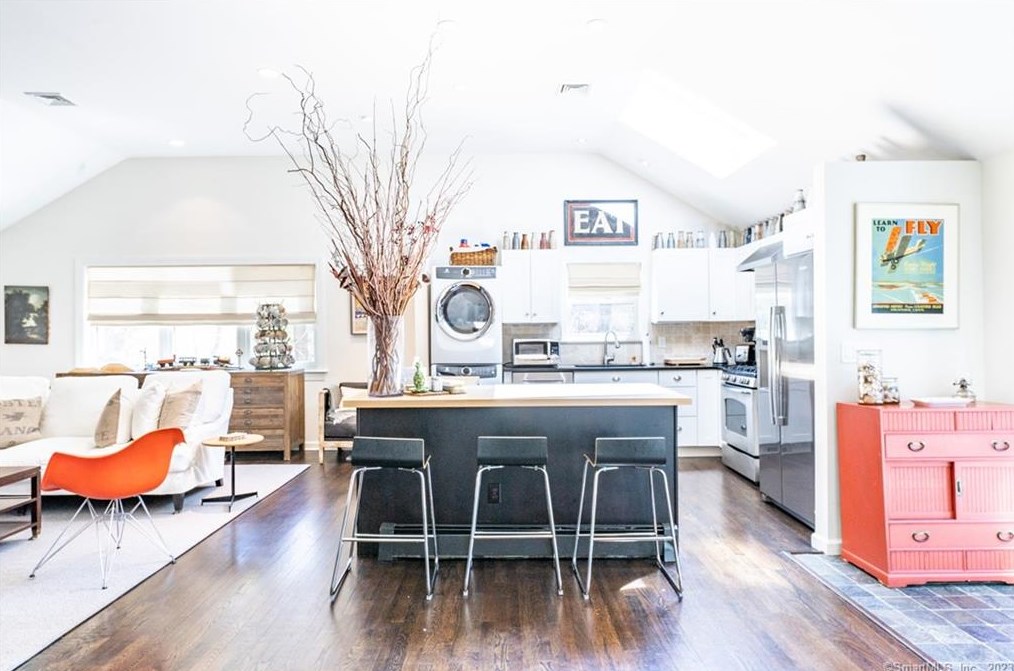 6 Pondside Dr, Westport CT  06880-5048 exterior