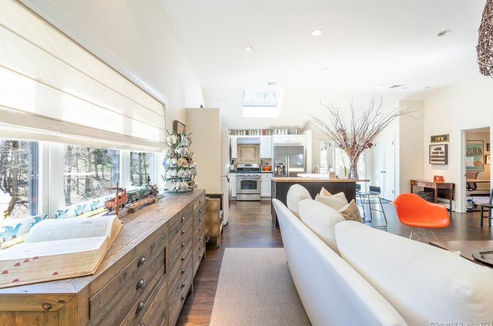 6 Pondside Dr, Westport CT  06880-5048 exterior