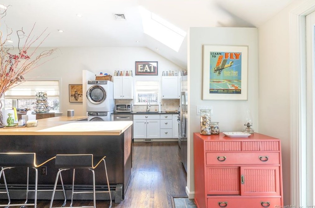 6 Pondside Dr, Westport CT  06880-5048 exterior