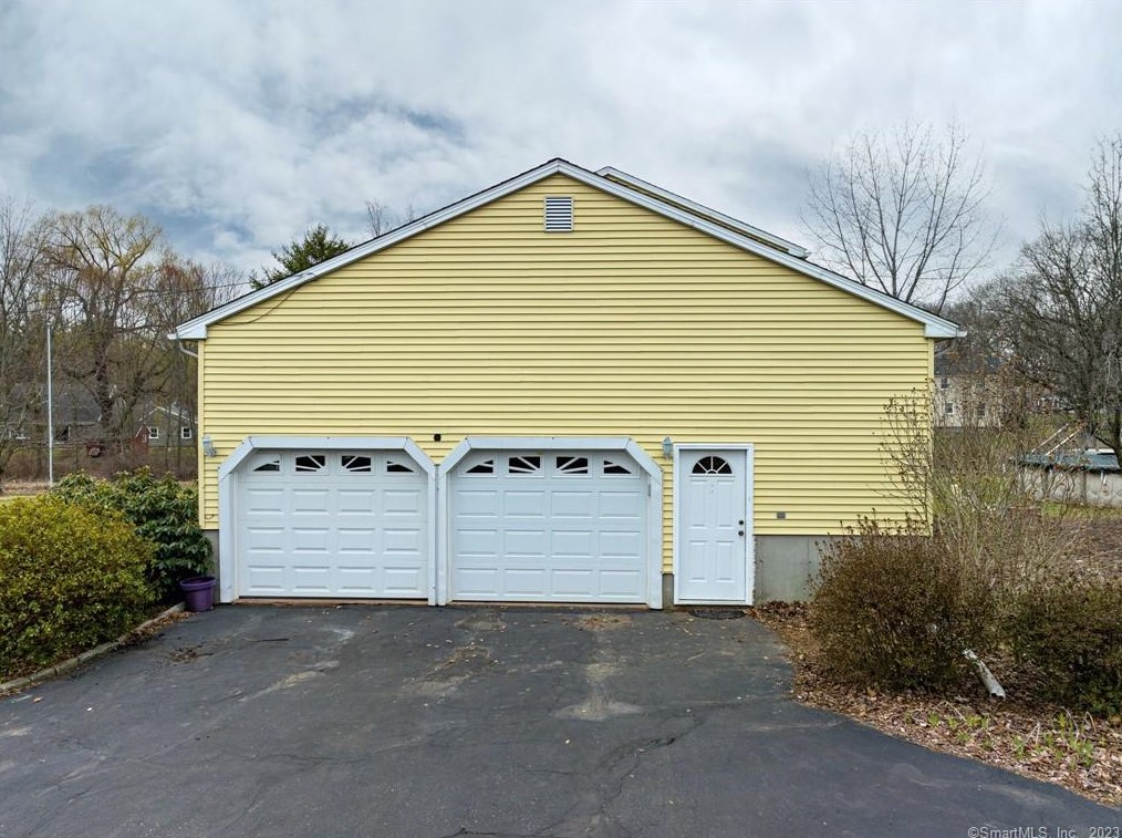 1405 East St, Suffield CT  06078-1308 exterior