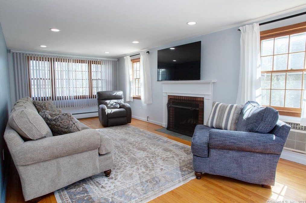 4 Powder Horn Dr, Simsbury CT  06070-1712 exterior