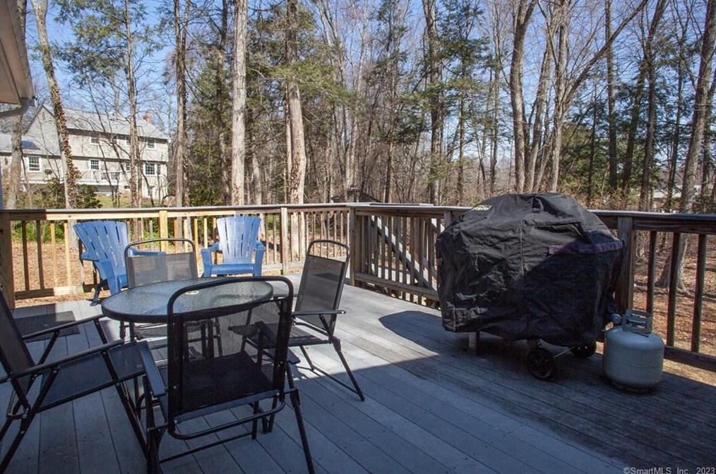 4 Powder Horn Dr, Simsbury CT  06070-1712 exterior