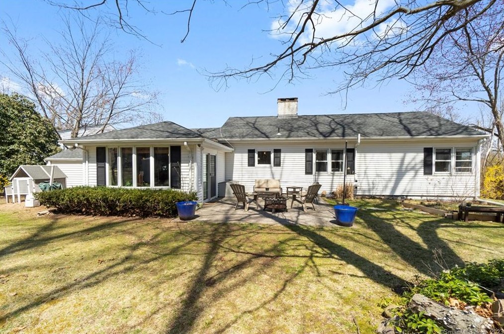 24 Fans Rock Rd, New Haven CT  06518-2058 exterior