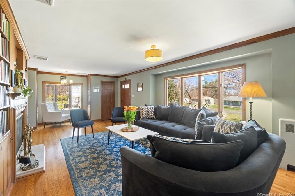 24 Fans Rock Rd, New Haven CT  06518-2058 exterior