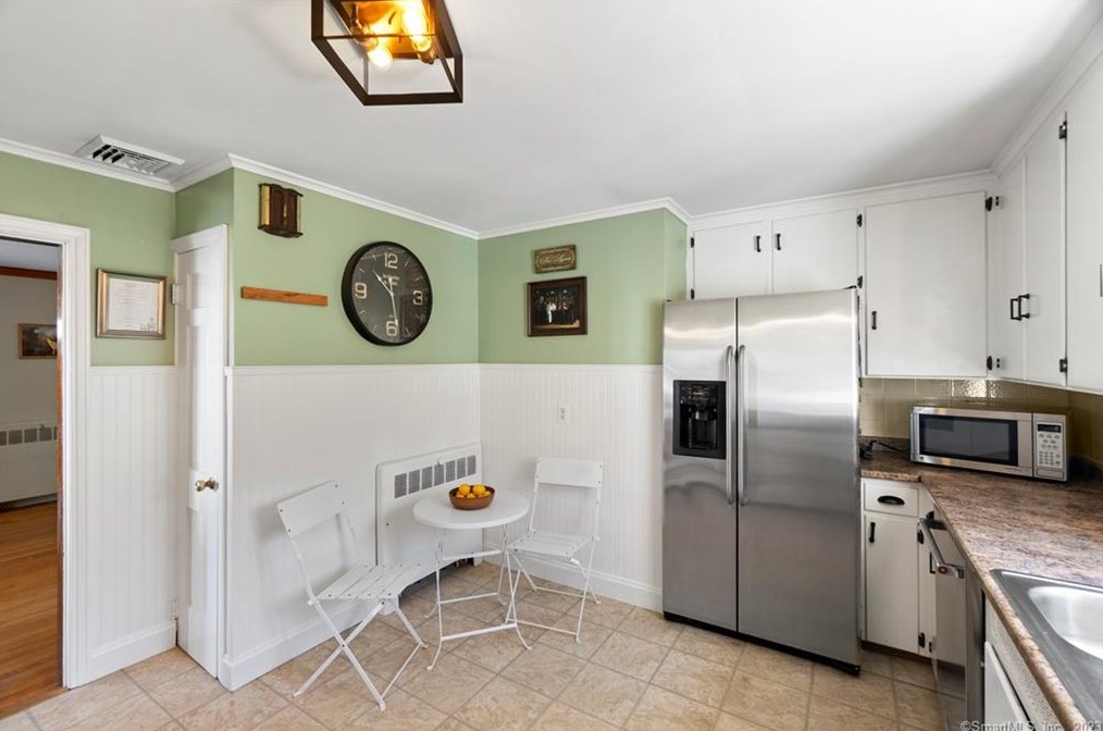 24 Fans Rock Rd, New Haven CT  06518-2058 exterior