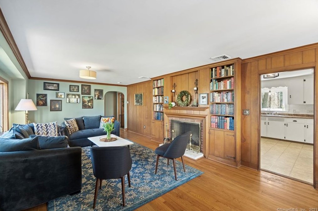 24 Fans Rock Rd, New Haven CT  06518-2058 exterior