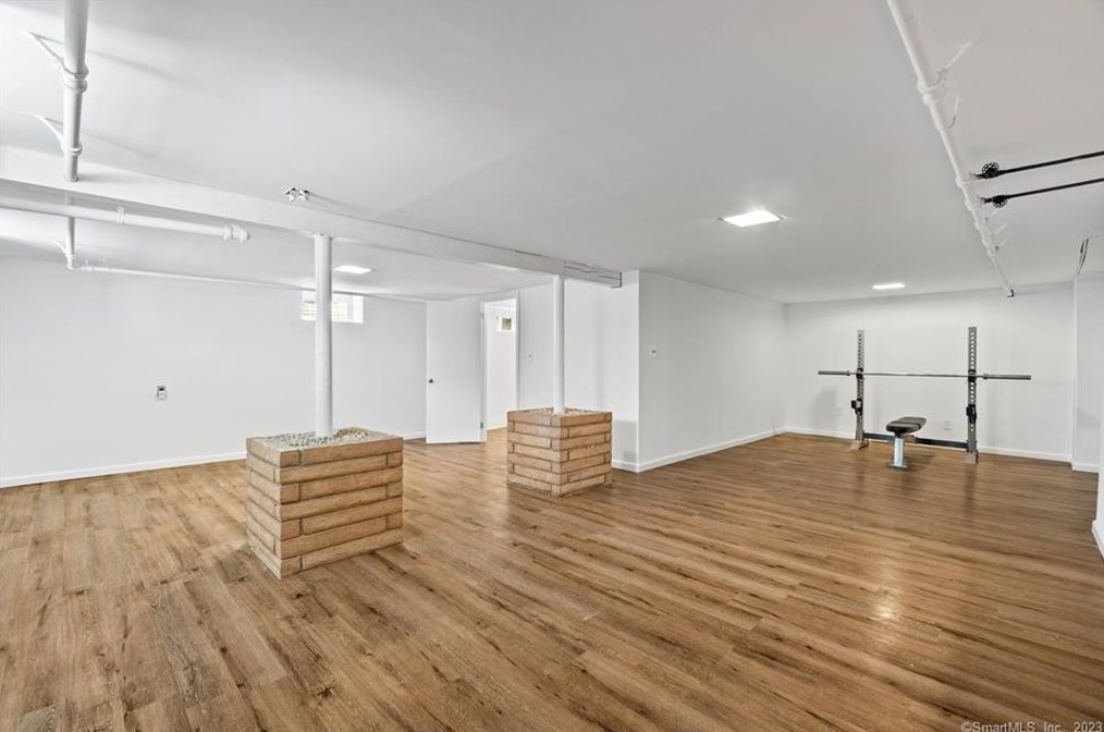 24 Fans Rock Rd, New Haven CT  06518-2058 exterior