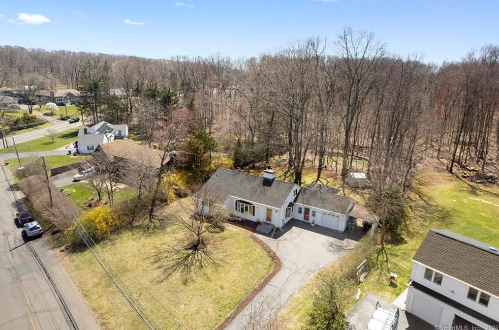 24 Fans Rock Rd, New Haven CT  06518-2058 exterior