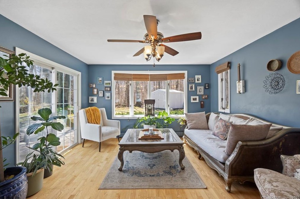 24 Fans Rock Rd, New Haven CT  06518-2058 exterior