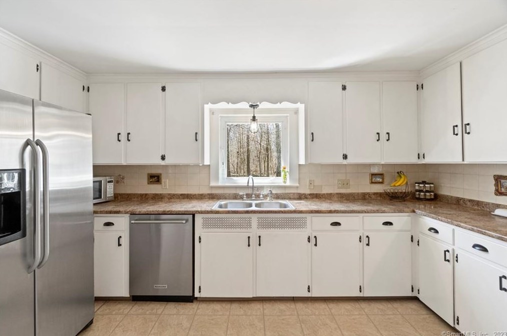 24 Fans Rock Rd, New Haven CT  06518-2058 exterior