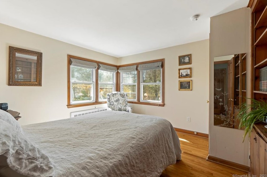 24 Fans Rock Rd, New Haven CT  06518-2058 exterior