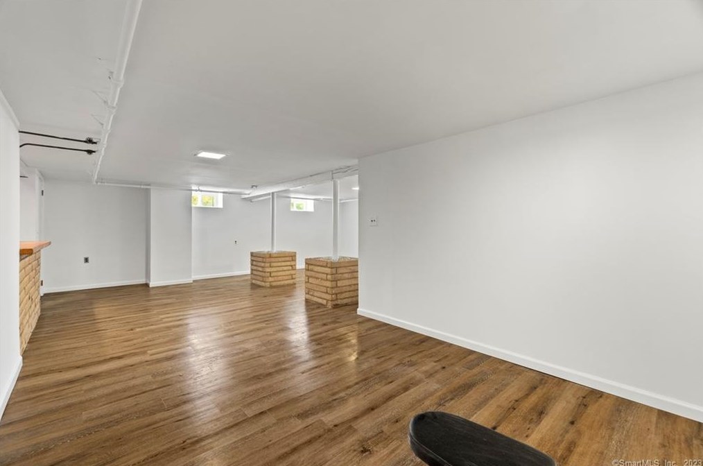 24 Fans Rock Rd, New Haven CT  06518-2058 exterior