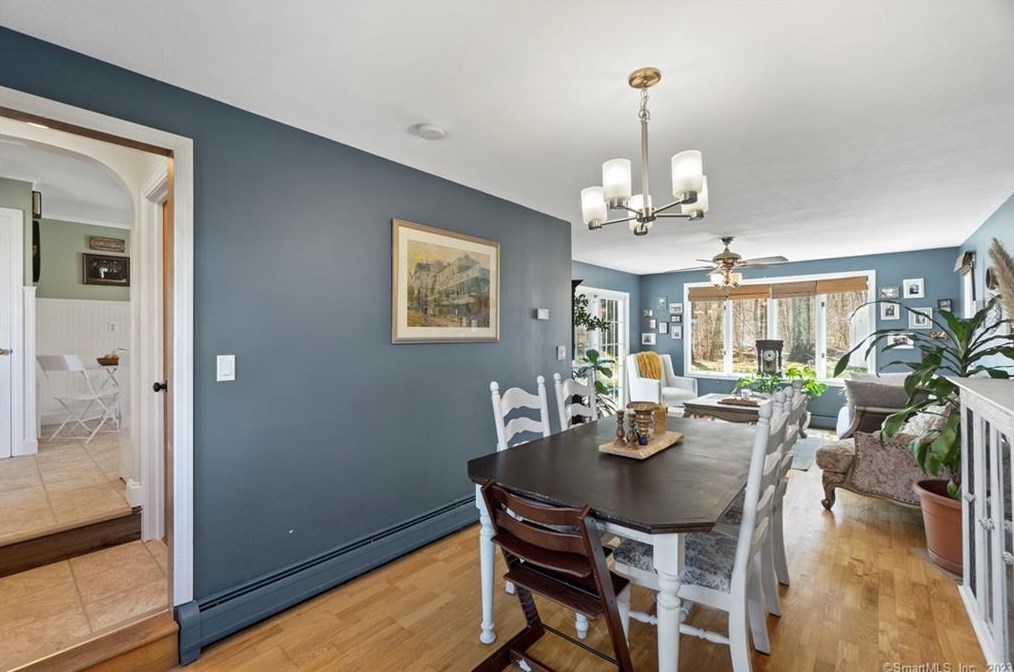 24 Fans Rock Rd, New Haven CT  06518-2058 exterior