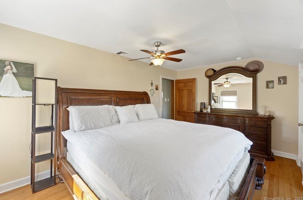 24 Fans Rock Rd, New Haven CT  06518-2058 exterior