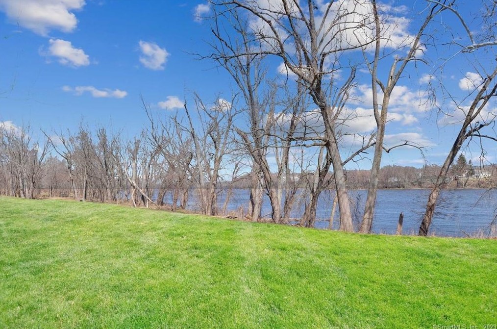 151 Grayling Ln, Suffield CT  06078-1952 exterior