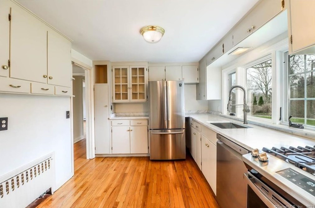 4 Nettleton Ave, Newtown CT  06470-2017 exterior