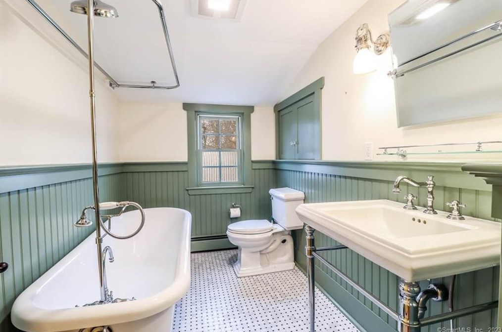 4 Nettleton Ave, Newtown CT  06470-2017 exterior