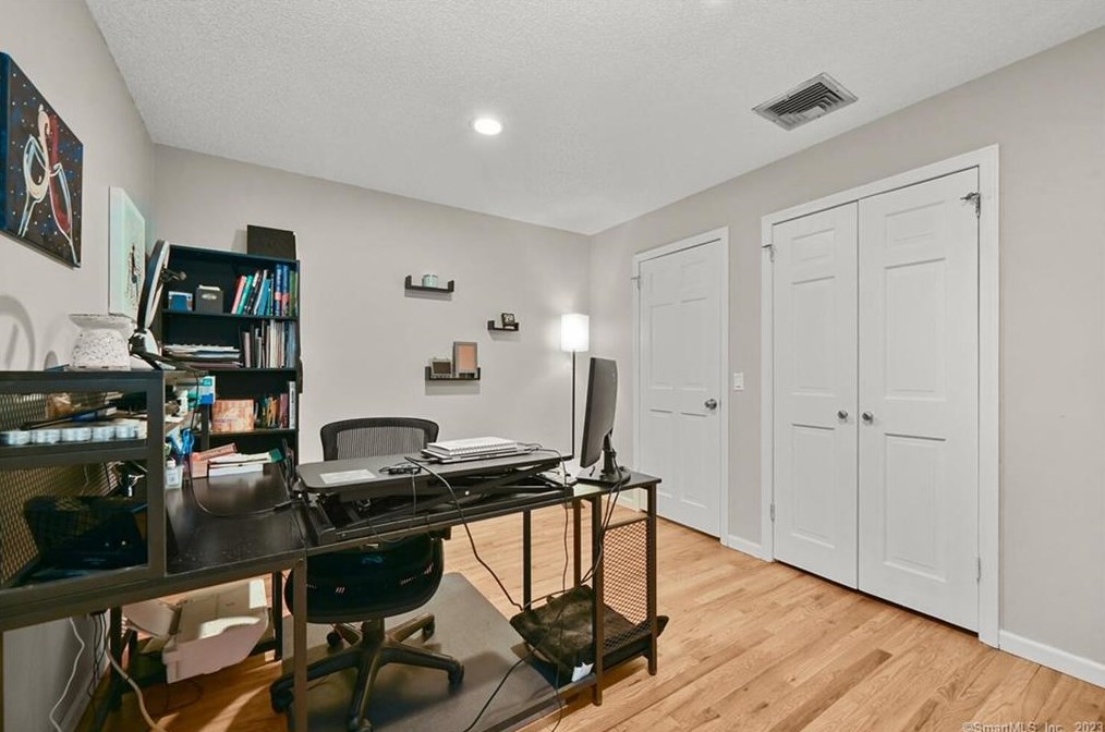 32 Gate Rd, Danbury CT  06811-3624 exterior