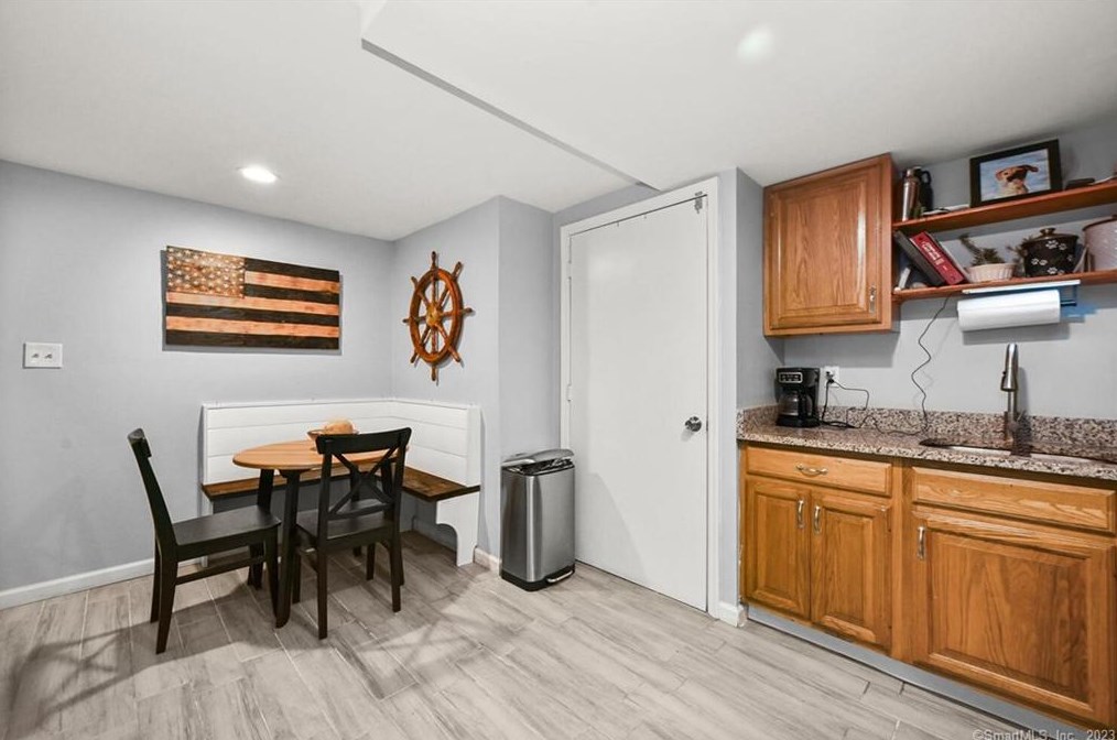 32 Gate Rd, Danbury CT  06811-3624 exterior