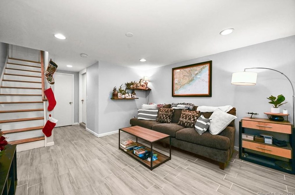 32 Gate Rd, Danbury CT  06811-3624 exterior