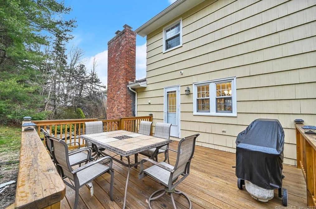 32 Gate Rd, Danbury CT  06811-3624 exterior