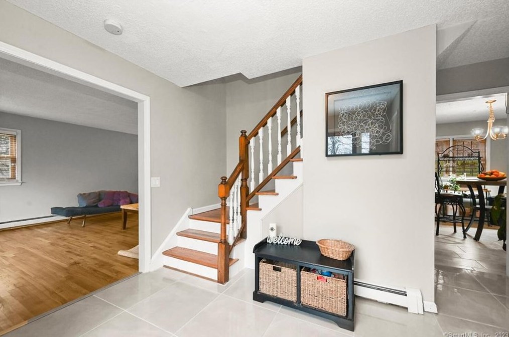 32 Gate Rd, Danbury CT  06811-3624 exterior