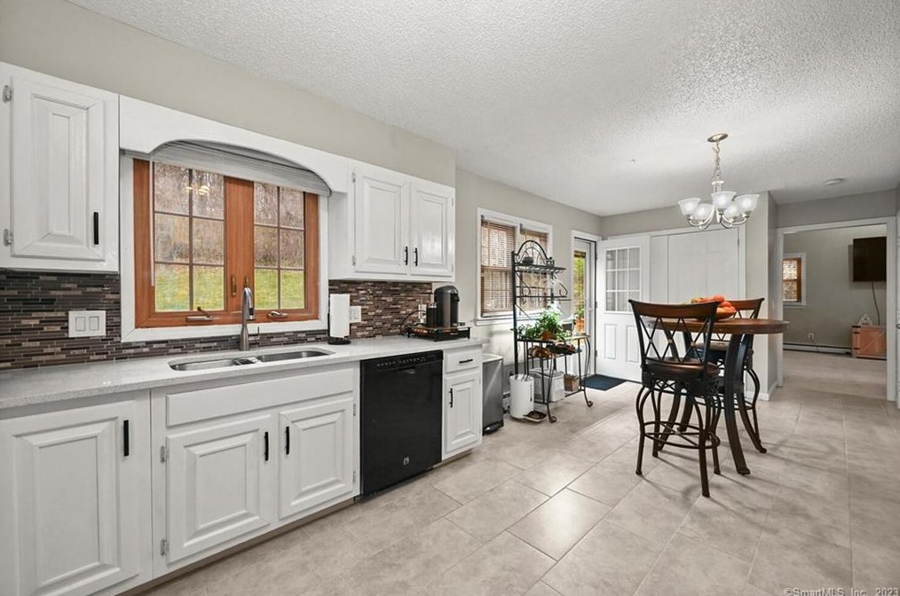 32 Gate Rd, Danbury CT  06811-3624 exterior