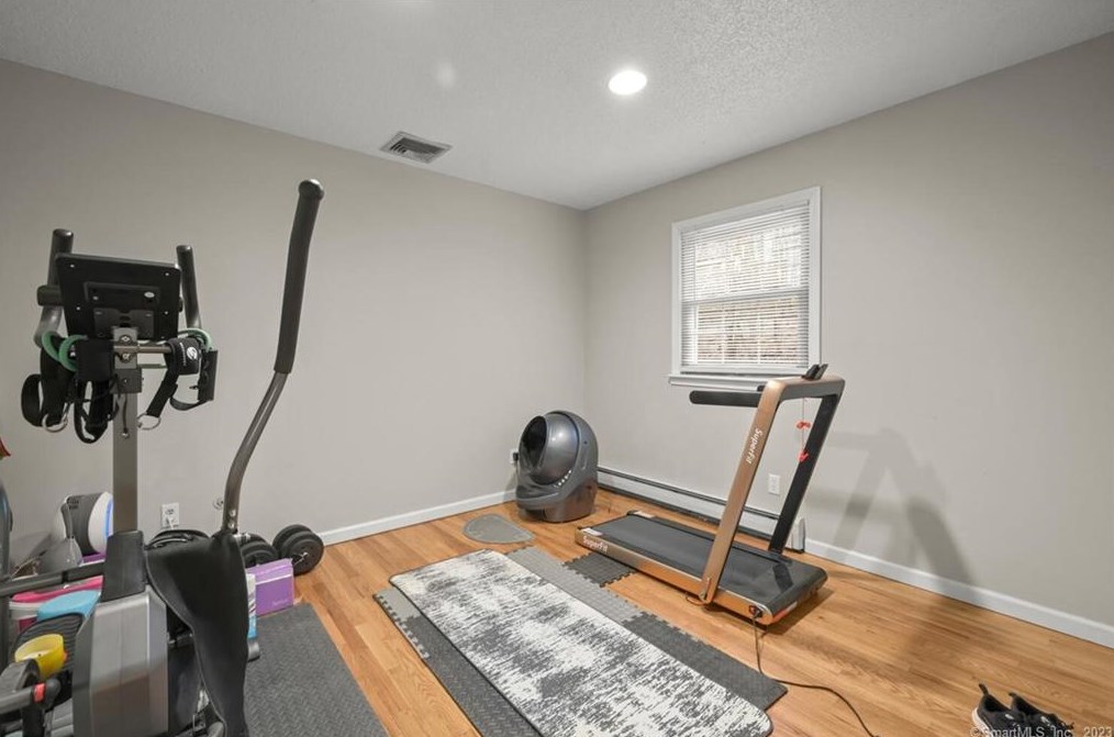 32 Gate Rd, Danbury CT  06811-3624 exterior