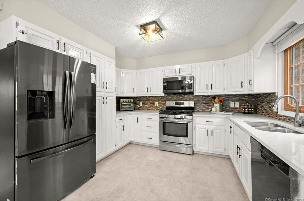 32 Gate Rd, Danbury CT  06811-3624 exterior