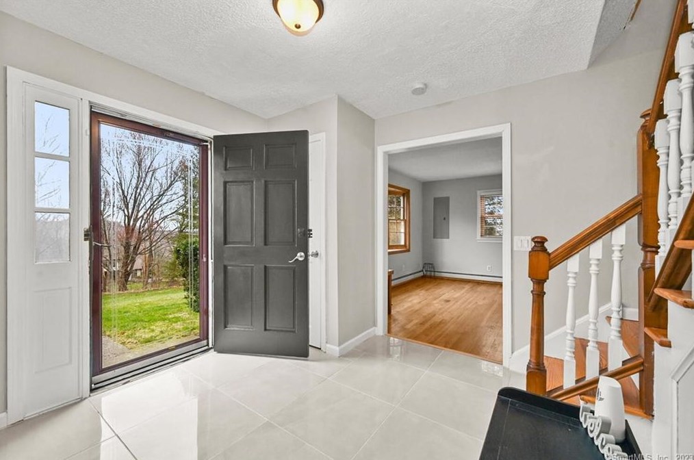 32 Gate Rd, Danbury CT  06811-3624 exterior