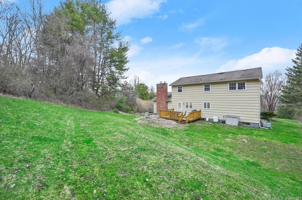 32 Gate Rd, Danbury CT  06811-3624 exterior