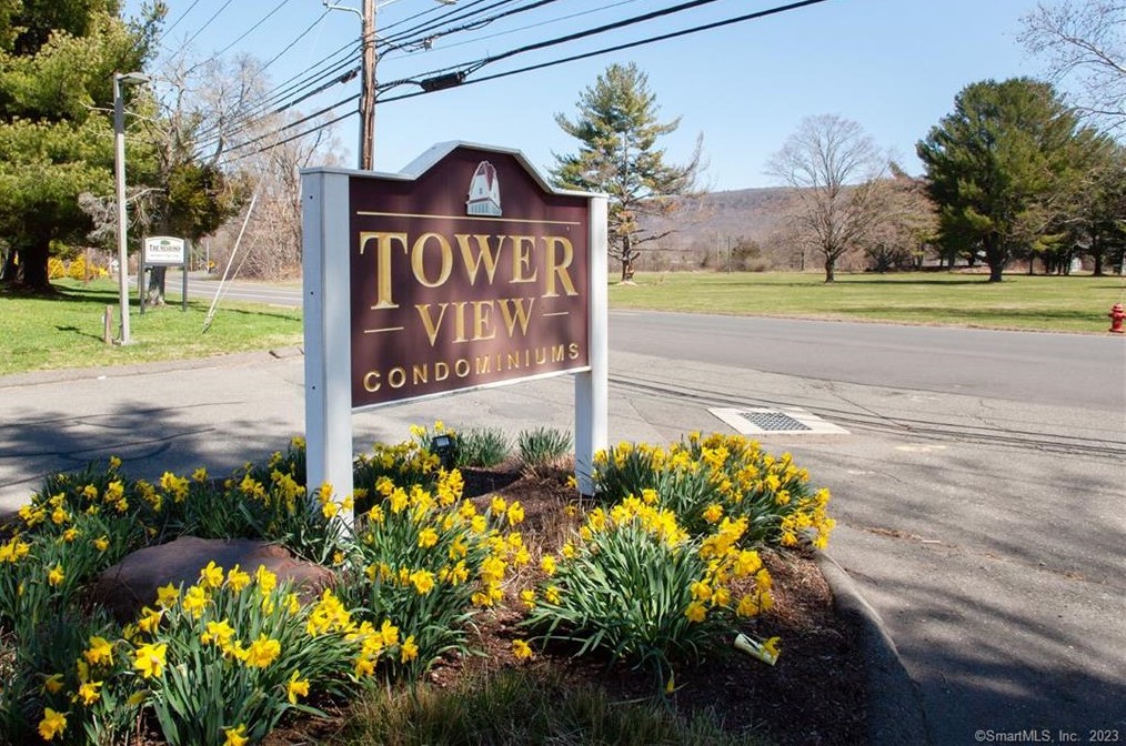 37 Hilltop Dr, Simsbury CT  06089-9650 exterior