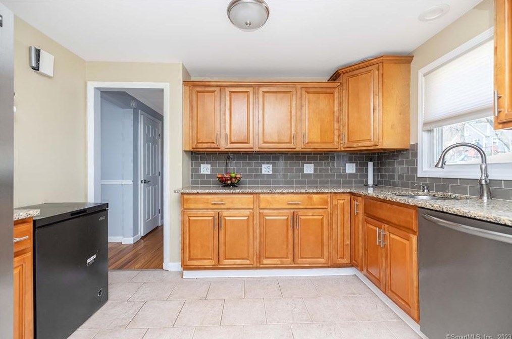 16 Charter Rd, Ellington CT  06029-4224 exterior