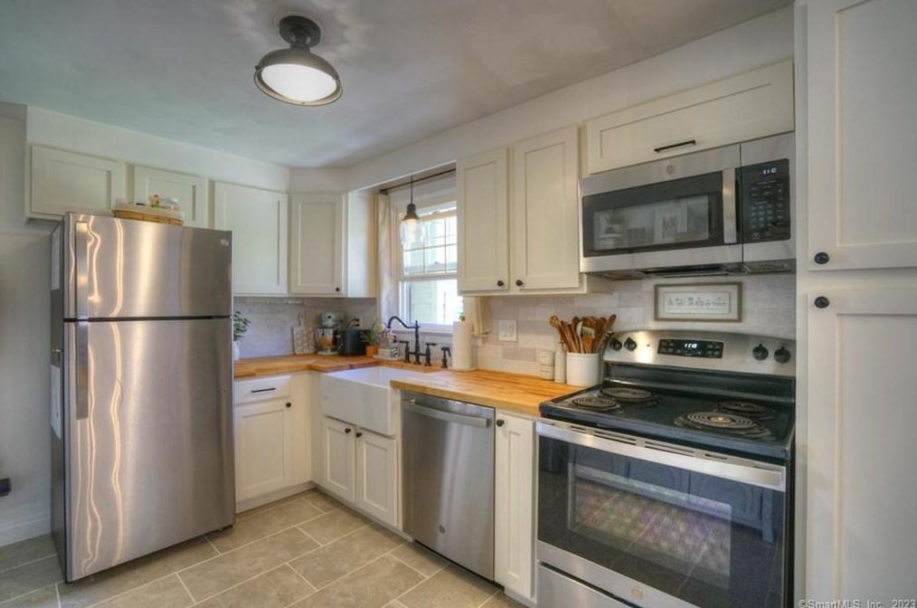 47 Noank Ledyard Rd, Mystic CT  06355-1615 exterior