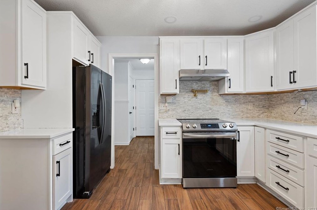 210 Collindale Dr, Meriden CT  06450-8315 exterior